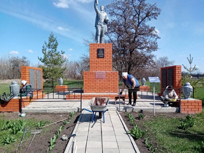 Патриотическая акция «Верни герою имя» \u000D\u000Aпо уборке воинских захоронений, высадка деревьев героям \u000D\u000Aпроекта «Создание муниципального центра «Перспектив